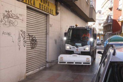 Un operario del servicio de Limpieza actúa  con una máquina en una acera de la ciudad. M.P.