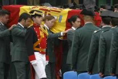Un momento del entierro de uno de los guardias civiles asesinados por ETA