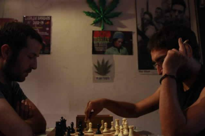 Partida de ajedrez entre dos miembros de la asociación Plantarte, uno de los primeros clubes cannábicos de León.