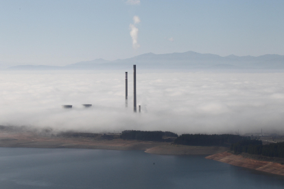 Recorrido fotográfico previo a la voladura de las dos torres de refrigeración y la chimenea del grupo tres de la térmica de Compostilla II en Cubillos del Sil, que Endesa volará este jueves 31 de agosto.