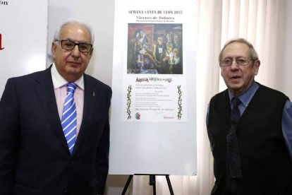 Pablo San José y Luiz García Zurdo posan ante el cartel con el cuadro del vitralista