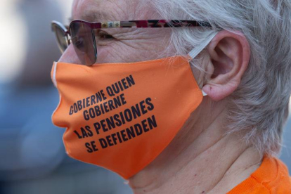 Una mujer defiende las pensiones durante una protesta. ENRIC FONTCUBERTA