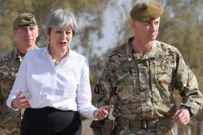 May (izq) junto a un soldado británico en su visita a una base militar cerca de Bagdad, en Irak, el 29 de noviembre.