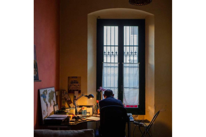 Un hombre teletrabajando desde su casa en Barcelona. ENRIC FONTCUBERTA