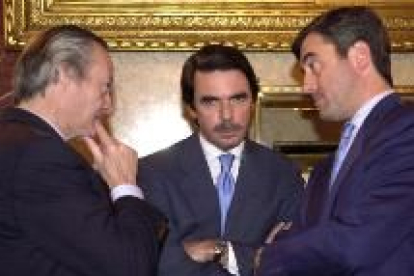 En la imagen, de izquierda a derecha, Piqué, José María Aznar y Acebes