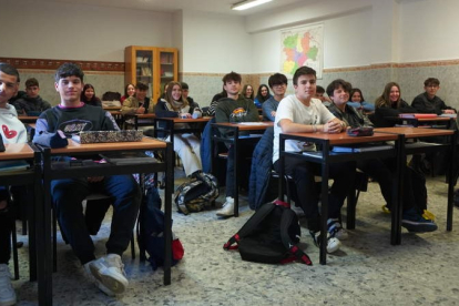 Un grupo de alumnos en una de las aulas del centro, ubicado en Alcalde Miguel Castaño. J. NOTARIO