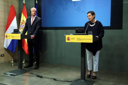 La ministra de Asuntos Exteriores, Unión Europea y Cooperación, Arancha González Laya (d), en rueda de prensa. KIKO HUESCA
