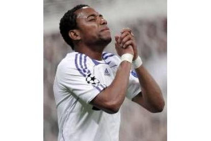 Robinho celebra uno de sus goles marcados en el Real Madrid