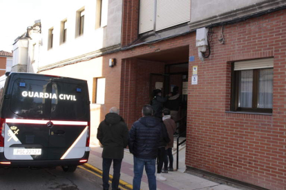 Los detenidos fueron trasladados en un furgón desde León al juzgado de Cistierna. CAMPOS