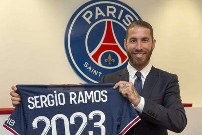 Sergio Ramos posa con la camiseta del Paris Saint-Germain. PSG