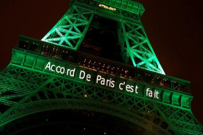 La torre Eiffel de París, iluminada de color verde para celebrar la firma de los acuerdos contra el cambio climático por parte de la comunidad internacional.