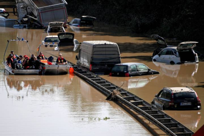 Equipos de rescate rastrean la zona inundada en Erfstadt y los coches arrastrados por la riada en busca de desaparecidos. SASCHA STEINBACH