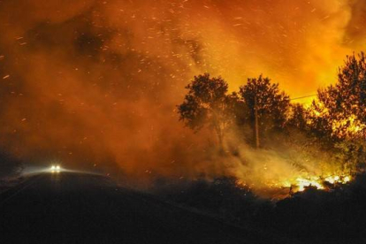 Fuego en Cualedro (Ourense), la noche de este domingo.