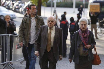 El 'expresident' Jordi Pujol y su esposa, Marta Ferrusola, a su llegada a la Ciutat de la Justícia este martes.