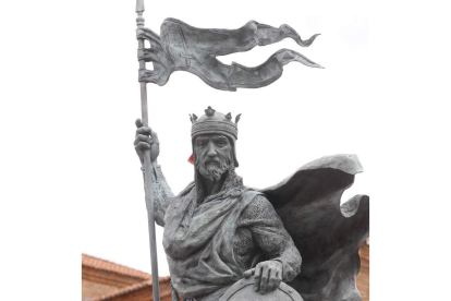 Estatua de Alfonso IX, en la plaza de Santo Martino. MARCIANO PÉREZ