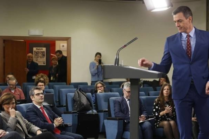 El presidente del Gobierno, Pedro Sánchez, a su llegada a la comparecencia en el Palacio de la Moncloa para explicar el Ejecutivo de coalición entre el PSOE y Unidas Podemos. PACO CAMPOS
