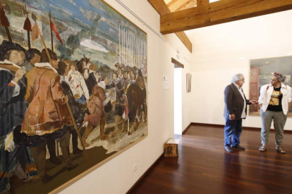 La Casona de la Fundación Sierra Pambley alberga en Villablino una exposición con una quincena de artistas. RAMIRO