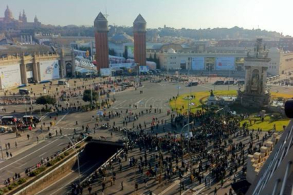 Vista aérea de la plaza de España, cerca del Mobile World Congress, donde se encuentran algunos manifestantes. Foto: CARMEN JANÉ