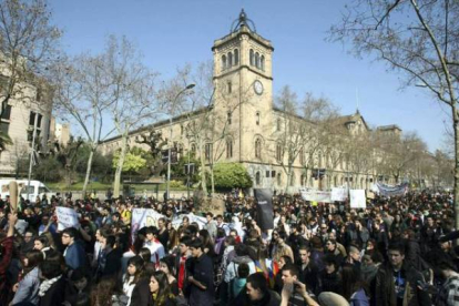 Manifestación de estudiantes en plaza Universitat (Barcelona). Foto: JULIO CARBÓ