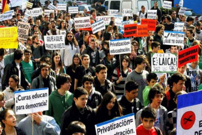Cientos de estudiantes de las universidades e institutos madrileños en la marcha de protesta convocada por el movimiento 'Tomalafacultad'. Foto: KOTE RODRIGO | EFE