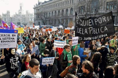 Cientos de estudiantes de las universidades e institutos madrileños en la marcha de protesta convocada por el movimiento 'Tomalafacultad'. Foto: EMILIO NARANJO | EFE