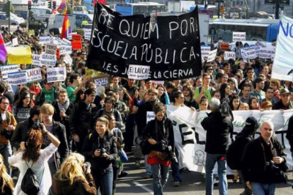 Cientos de estudiantes de las universidades e institutos madrileños en la marcha de protesta convocada por el movimiento 'Tomalafacultad'. Foto: KOTE RODRIGO | EFE