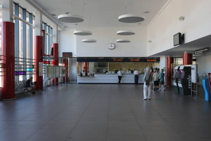 Interior de la estación de tren de León, cuyo edificio se ampliará 450 metros cuadrados
