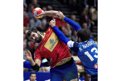 Jorge Maqueda pelea por el balón con el jugador galo Luc Abalo durante el partido Francia-España, de semifinales del Campeonato de Europa.
