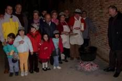 Algunos vecinos que se reunieron para honrar a Santiago en Villares