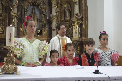 El parroco rodeado de niños con atuendos rocieros celebra la eucaristia. ACACIO DÍAZ