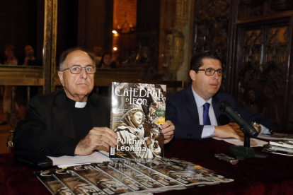 La revista se presentó ayer en el coro de la Catedral. MARCIANO PÉREZ