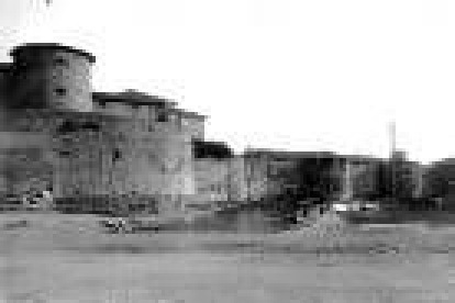 Imagen antigua de la muralla en la zona que hoy es la plaza del Espolón y la Era del Moro