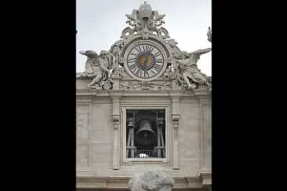 Finalmente, las campanas sonaron en la plaza de San Pedro, confirmando la elección de del sucesor de Juan Pablo II