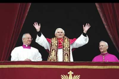 Tras saludar a la audiencia en diferentes idiomas, entre ellos el castellano, confirmaba la noticia. El nuevo papa era el cardenal alemán Joseph Ratzinger.