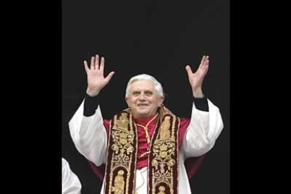 El nuevo Papa, sonriente y emocionado, se presentó a las 18.42 ante las miles de personas congregadas en la Plaza de San Pedro. Impartió la bendición «urbi et orbi».