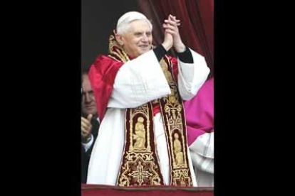 Después de saludar pronunció su primer, y breve, discurso: «Soy un humilde trabajador en la viña del Señor. También ensalzó la figura de Juan Pablo II.