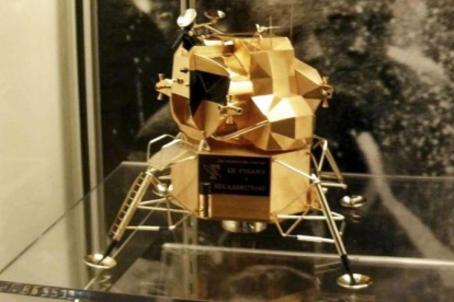 Réplica de oro del módulo lunar del Apolo 11 que ha sido robada del museo Neil Armstrong en Ohio