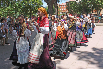 El Grupo de Danzas Coyanza actuará el domingo, 15 de mayo, en la plaza Mayor. DL