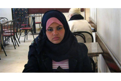 Samira Ibrahim, la joven que se atrevió a llevar ante un tribunal a la Junta Militar egipcia por haberle hecho una "prueba de virginidad" tras una protesta, ha animado a más víctimas de estas prácticas a declarar hoy ante una corte castrense.