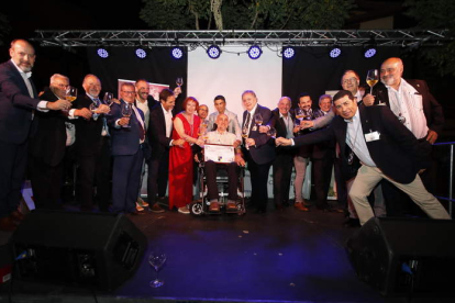 Brindis solidario en la Plaza de Santo Martino para recaudar fondos para la investigación de la ELA. J. NOTARIO