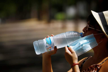 Una mujer se hidrata para aliviar las altas temperaturas. SALAS