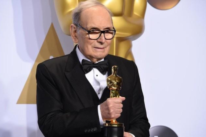 Ennio Morricone, posando con el Oscar a Mejor banda sonora por 'Los odiosos ocho'.