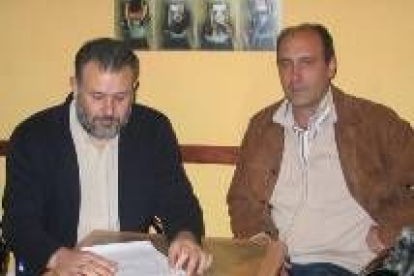 Pedro Alvarado (izquierda) propone al concejal Javier Valladares (derecha) como próximo candidato