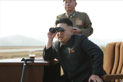 El líder norcoreano, Kim Jong-un, en una base aérea.