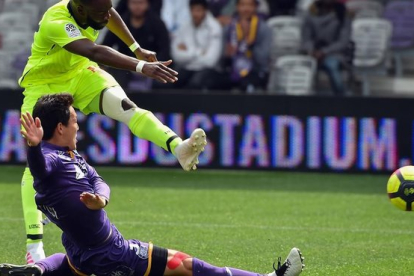 El defensa del Toulouse Shoji corta el avance del delantero del Lille Pepe.