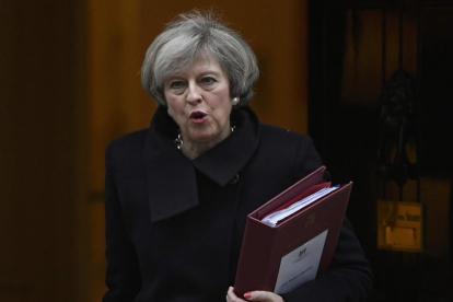 La primera ministra, Theresa May, sale de Downing Street.