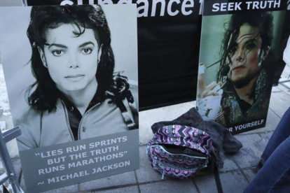 Carteles en apoyo a Michael Jackson a las puertas de la sala de Utah donde se estrenó el viernes el documental Leaving Neverland, dentro del festival de Sundance.