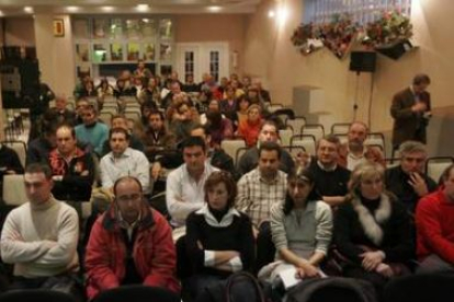 Marina Romay, Dimas Vallina y Jesús Martínez, durante la primera ponencia de la jornada informativa