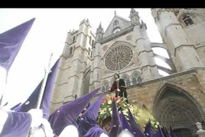 El cortejo se dirigió por Jose María Fernández hasta la Catedral donde se unió, procedente de Sierra Pambley, con el Resucitado, también de Víctor de los Ríos de 1959.