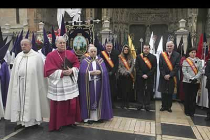 El obispo de León, acompañado por autoridades municipales, como el alcalde y varios concejales, presidió el acto.